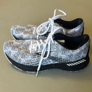 Brooks Adrenaline 21 Women's Sneakers - Black and White